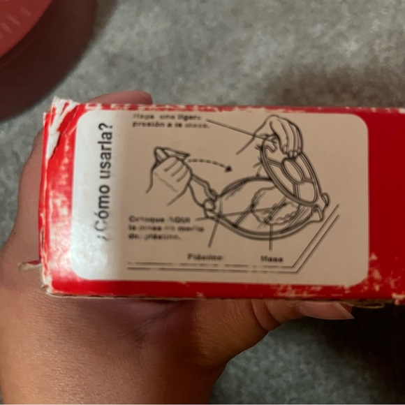 Victoria Seasoned Cast Iron Manual Dough and Tortilla Press with keeper - Picture 4 of 5